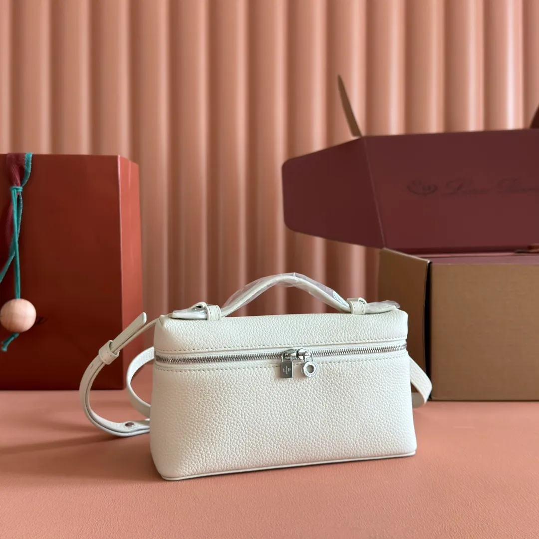 p1160💋💋💋【Original leather all-steel configuration counter complete package】 𝐋𝐨𝐫𝐨 𝐏𝐢𝐚𝐧@ Extra pocket L19 series handbag/crossbody bag The most comfortable life is when it is not defined, just like loro The material design of pian@ does not require complicated design styles. The simple and soft outline is elegant and durable, like an exquisite cosmetic case, which perfectly balances appearance and functionality. The leather is delicate and feels as soft as butter. The small bag has a large capacity. It is not only portable with a thin shoulder strap, but can also be worn cross-body. Sisters who have a special liking for minimalist style can buy it. It is simple and versatile. The simpler, the more different. Stars and Instagram celebrities are all planting it. There are two sizes of 19 cm and 27 cm. One is exquisite and casual, and the other is elegant and grand. Size: Small: length 19×width 7×height 12cm (